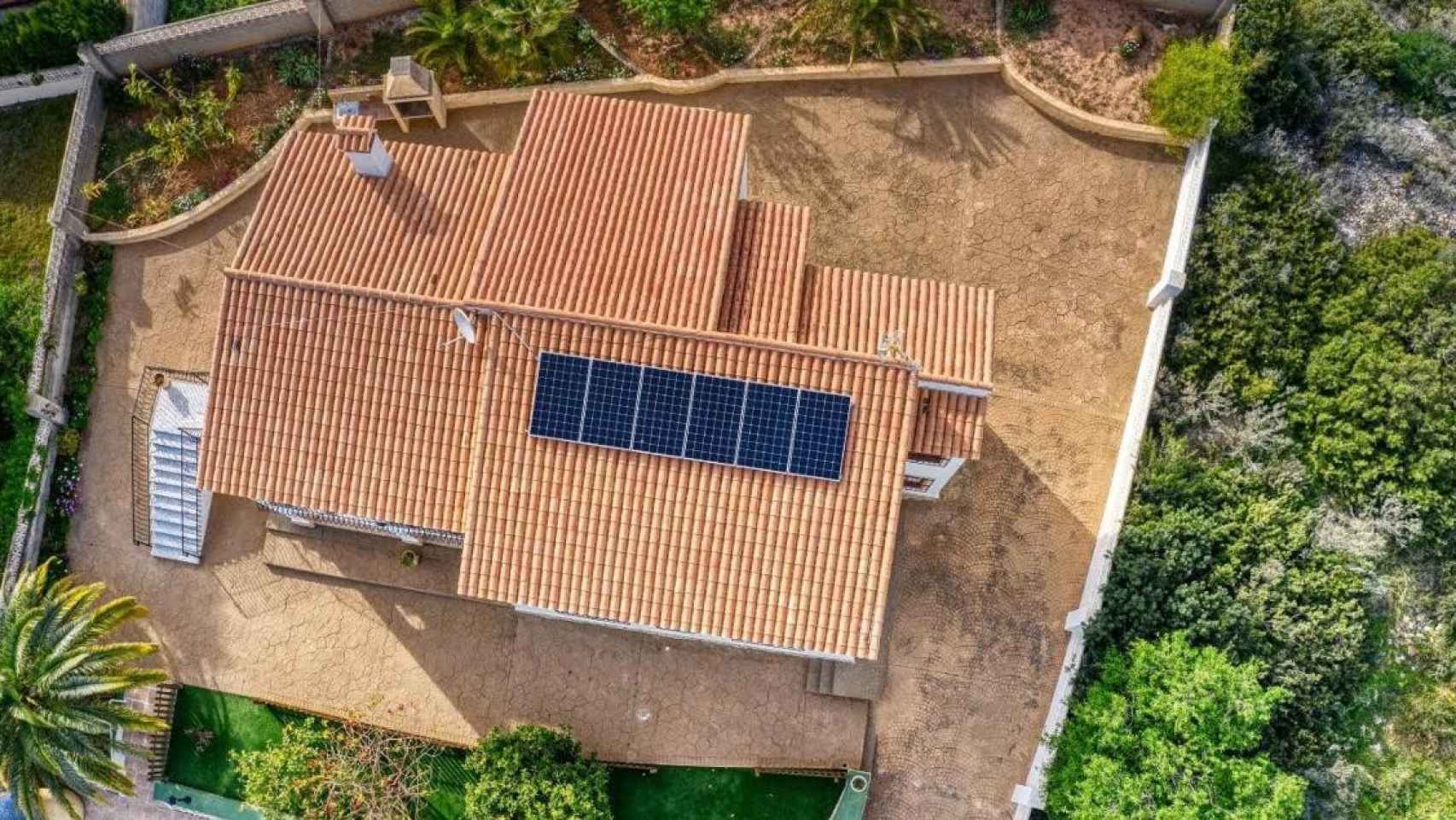 Una vivienda con paneles solares en el techo / OTOVO