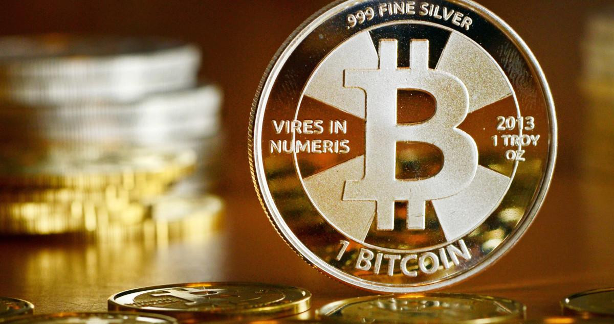 Monedas con el logo de bitcoin / EP