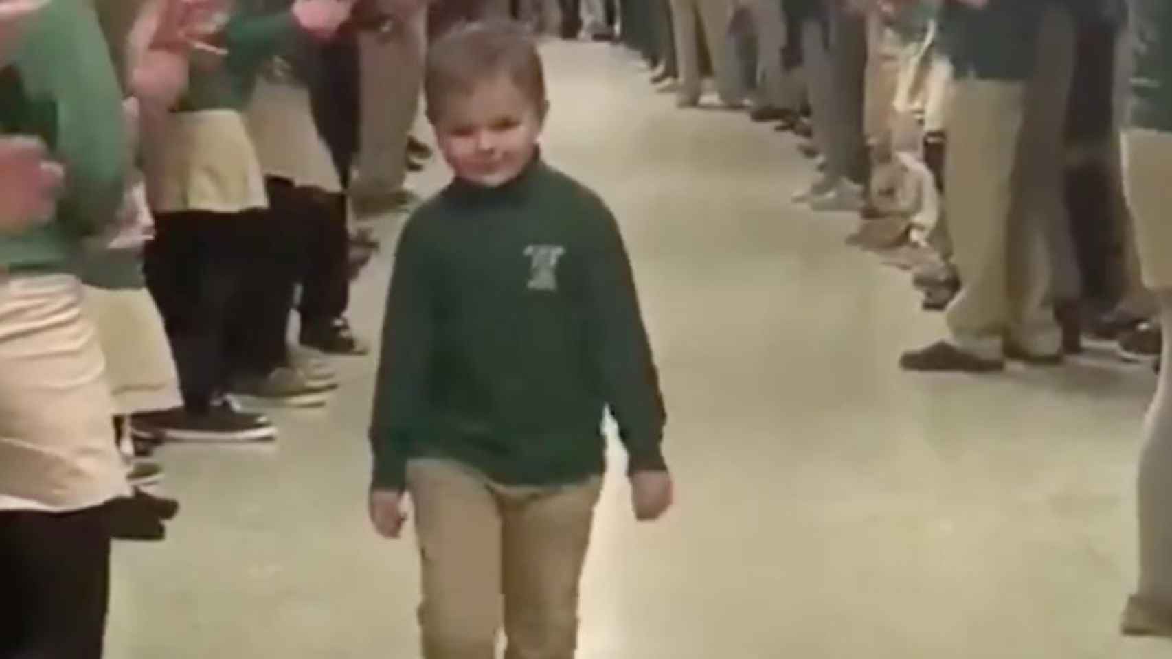 Un fotograma del vídeo de John Oliver Zippay entrando a su escuela