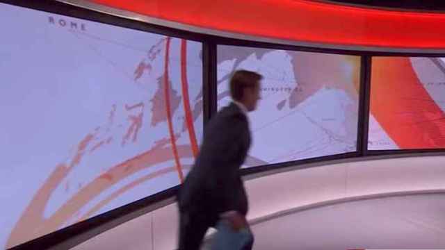 El presentador de BBC corriendo por el plató / CG