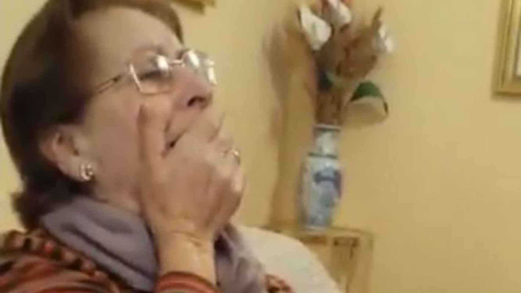 La reacción de la abuela se ha hecho viral en las redes sociales / Twitter