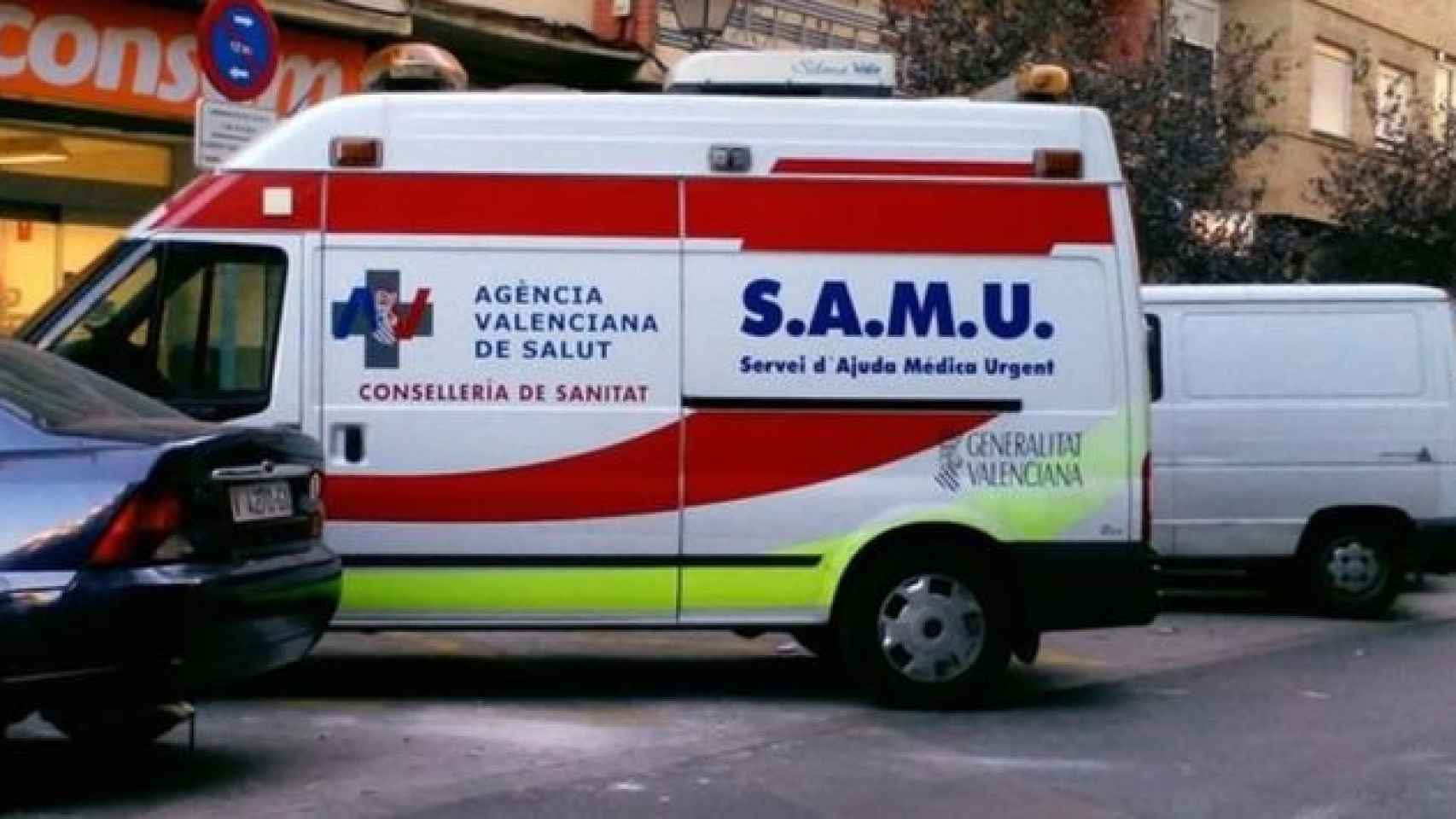 Una ambulancia de Valencia similar a la que ha atendido al hombre muerto de un ataque al corazón mientras conducía / EFE