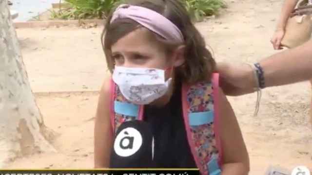 Niña con mascarilla en la vuelta al cole / À PUNT