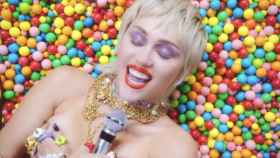 Miley Cyrus en el videoclip de 'Midnight Sky' / YOUTUBE