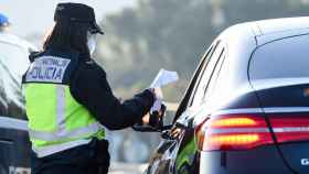 Una agente de Policía Nacional en un control de carreteras / EP