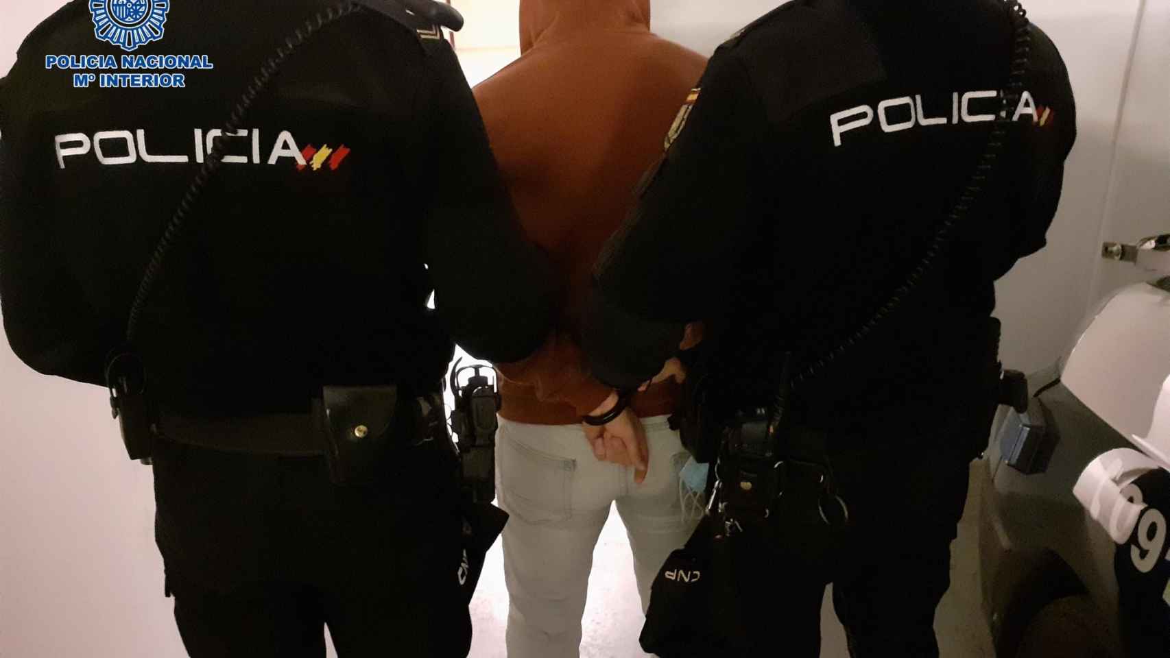 Dos agentes de la Policía Nacional trasladan a un hombre detenido / EP