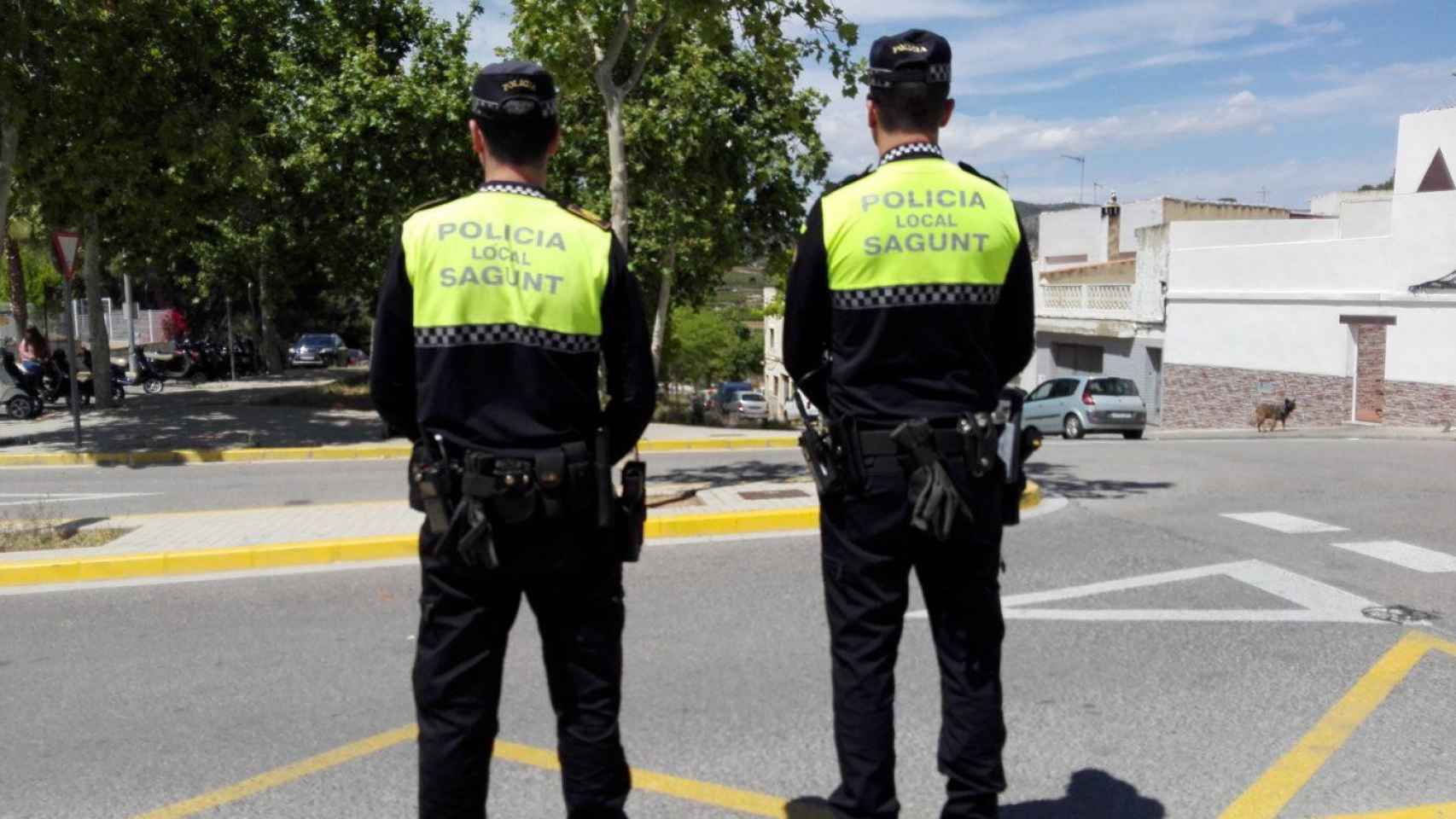 Agentes de la Policía Municipal de Sagunto identifican a cuatro jóvenes por okupar una casa / AYUNTAMIENTO