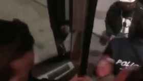 Agentes de la policía intentan bajar a la mujer del autobús / SOS Racismo