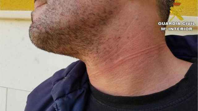 El hombre se ató unas bridas al cuello para simular el robo / Guardia Civil
