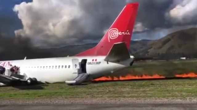 El avión se incendió mientras aterrizaba en el ala derecha