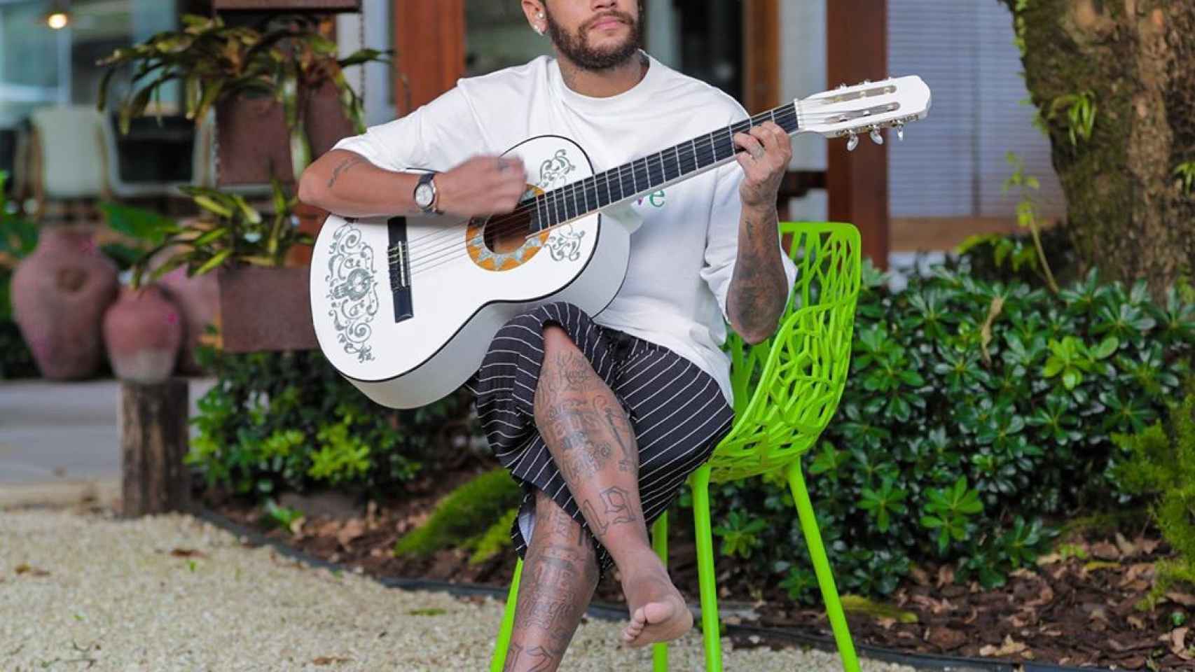 Neymar tocando la guitarra