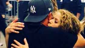 Shakira abraza a Alejandro Sanz / INSTAGRAM