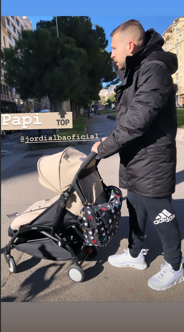 Jordi Alba pasea con su hijo por Barcelona