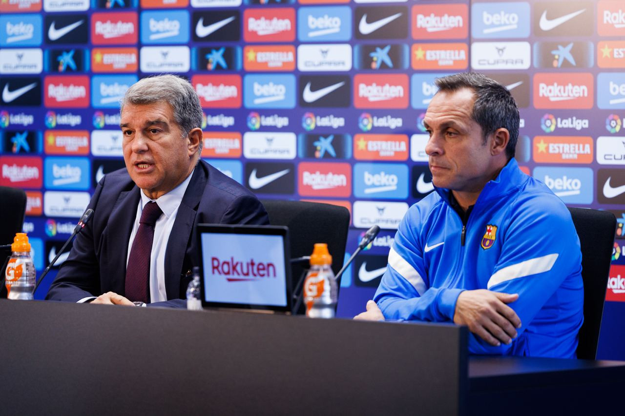 Joan Laporta y Sergi Barjuan en la presentación del segundo como entrenador interino del Barça / FCB