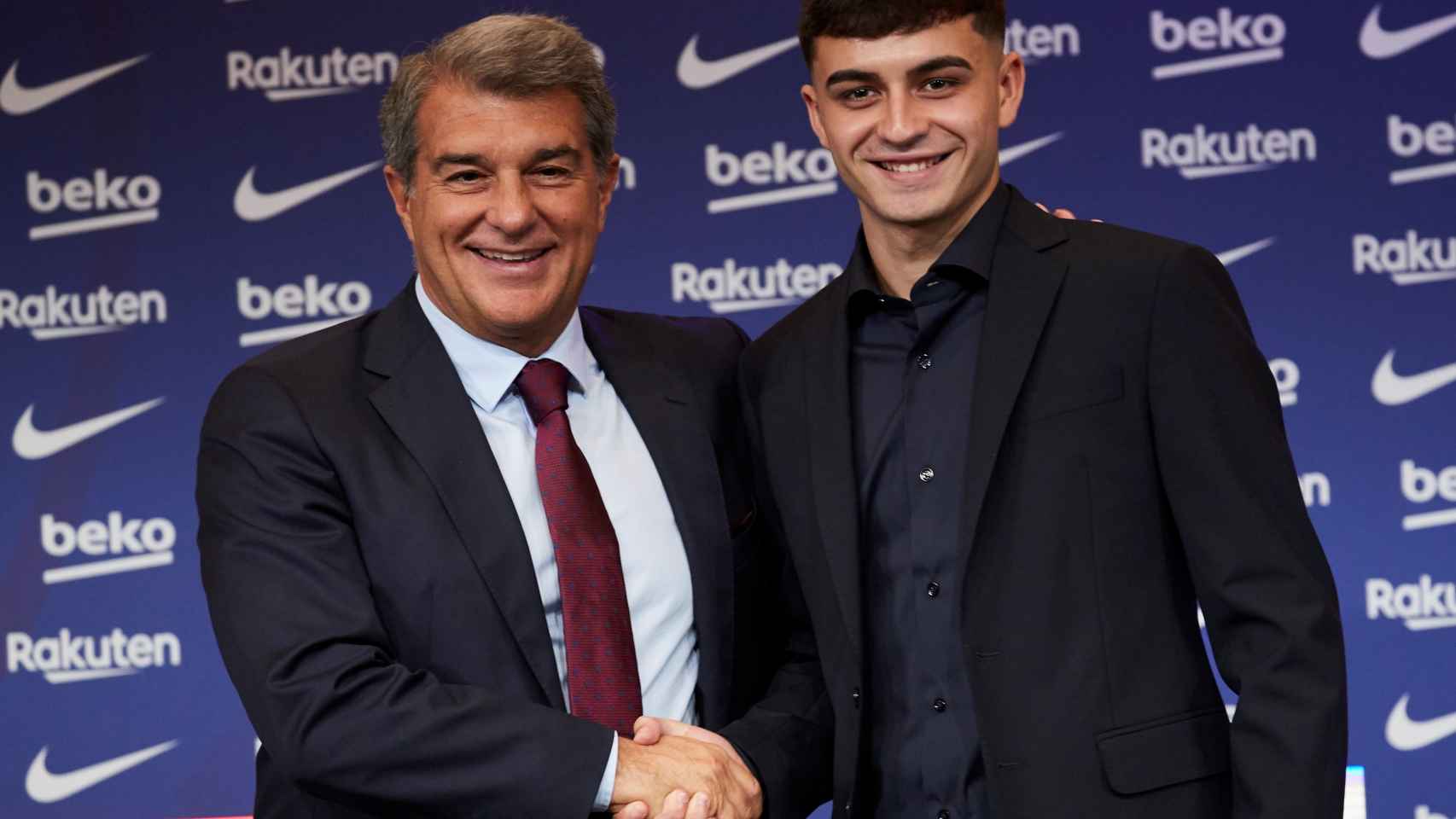Joan Laporta felicita a Pedri por la renovación de su contrato como jugador del Barça / EFE