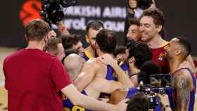 Pau Gasol, eufórico en la celebración del Barça por el pase a la Final Four de la Euroliga / EFE
