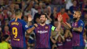 Suárez, Messi y Arturo Vidal celebrando un gol con el Barça / EFE