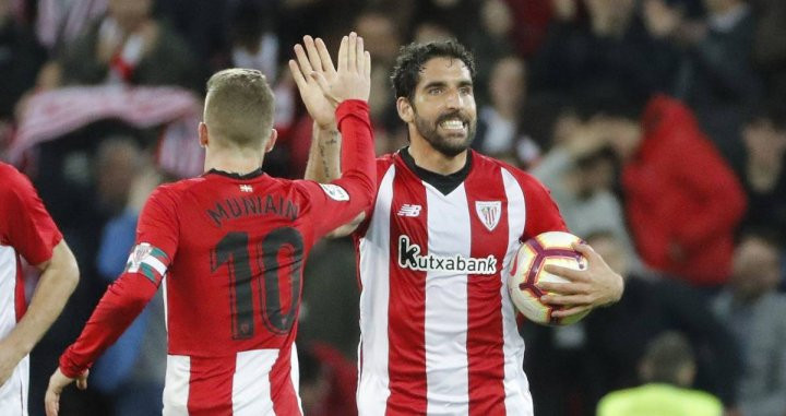 Muniaín y Raúl García celebrando un gol con el Athletic / EFE