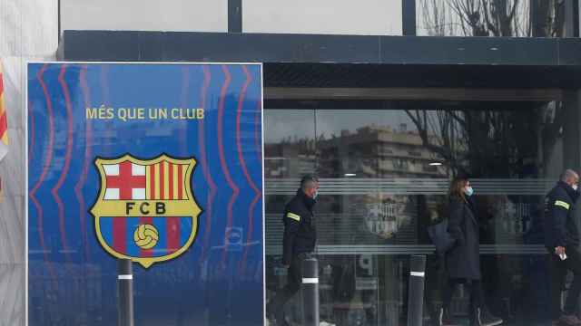 Mossos d'Esquadra entrando en las oficinas del Barça / EFE