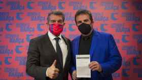 Joan Laporta con Xavier Sala-i-Martin dándole la firma como aval / 'Estiemem el Barça'