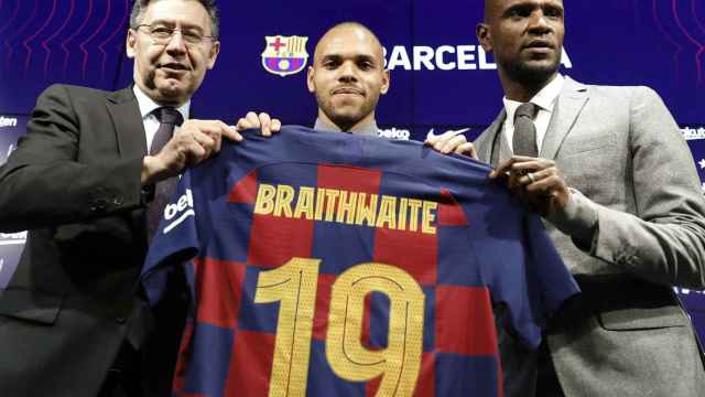 Bartomeu y Abidal, junto a Braithwaite en su presentación | EFE