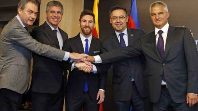 Leo Messi posa con Bartomeu, Mestre, Bordas y Pep Segura tras su última renovación / FCB
