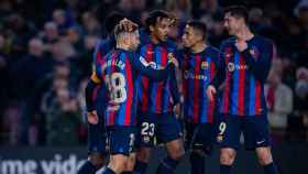 Los jugadores del Barça de Xavi festejan un gol anotado en el Camp Nou contra el Sevilla / FCB