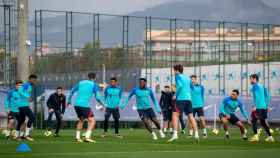Los jugadores del Barça entrenan en la Ciutat Esportiva / FCB