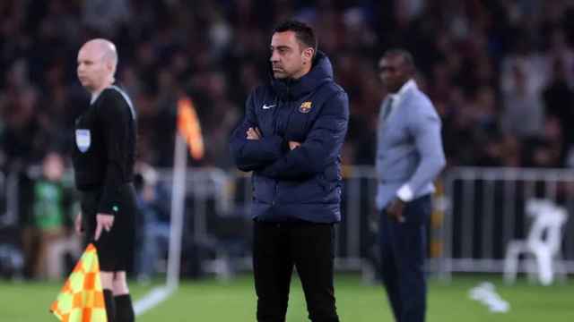 Xavi Hernández, de brazos cruzados, durante el amistoso del Barça en Australia / FCB