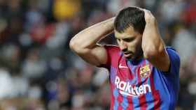 Agüero, lamentándose por las ocasiones falladas en el Rayo-Barça / EFE