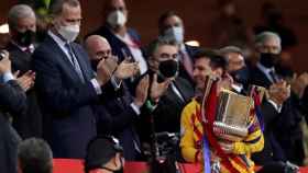 Messi recogiendo la Copa del Rey / EFE
