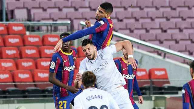 Ronald Araujo contra el Huesca / EFE