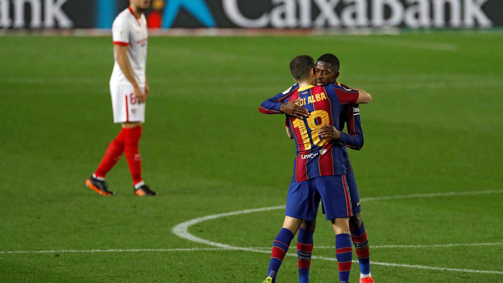 Dembelé celebrando con Jordi Alba su gol al Sevilla en el Camp Nou / EFE