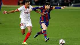 Leo Messi luchando un balón con Fernando / EFE