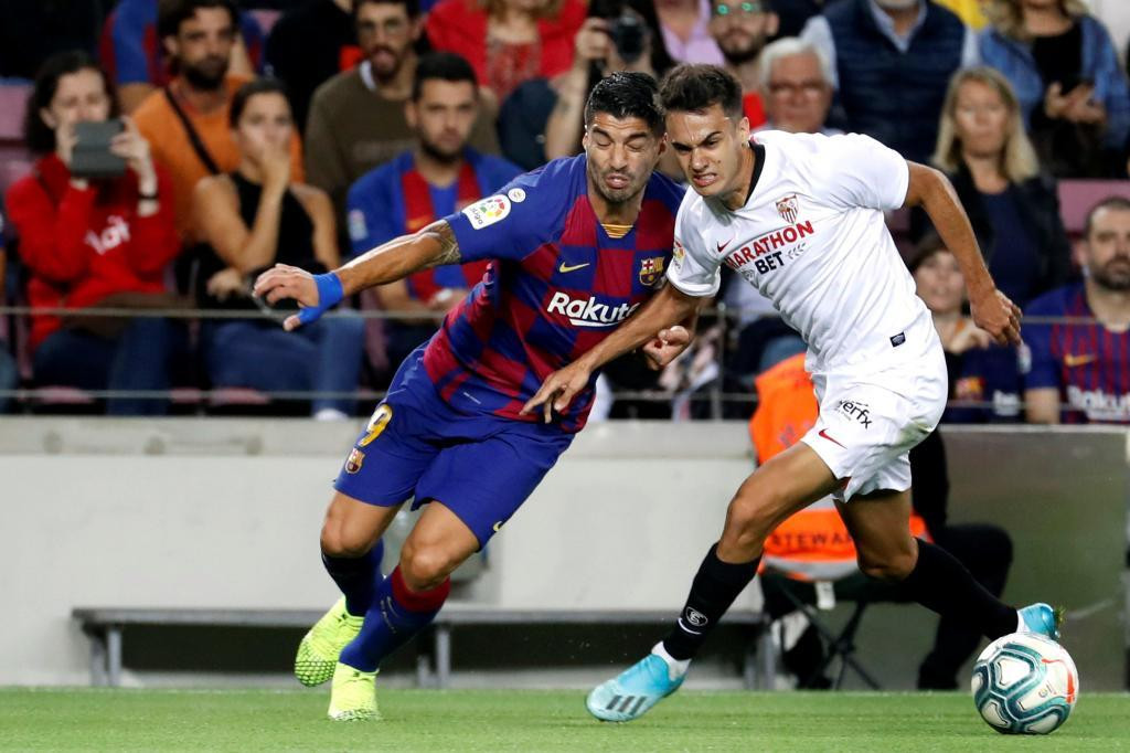 Luis Suárez y Reguilón en el partido del Barça contra el Sevilla / EFE
