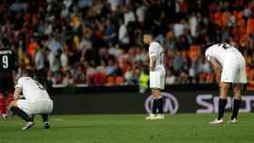 Los jugadores del Valencia, hundidos, tras un gol del Arsenal / EFE