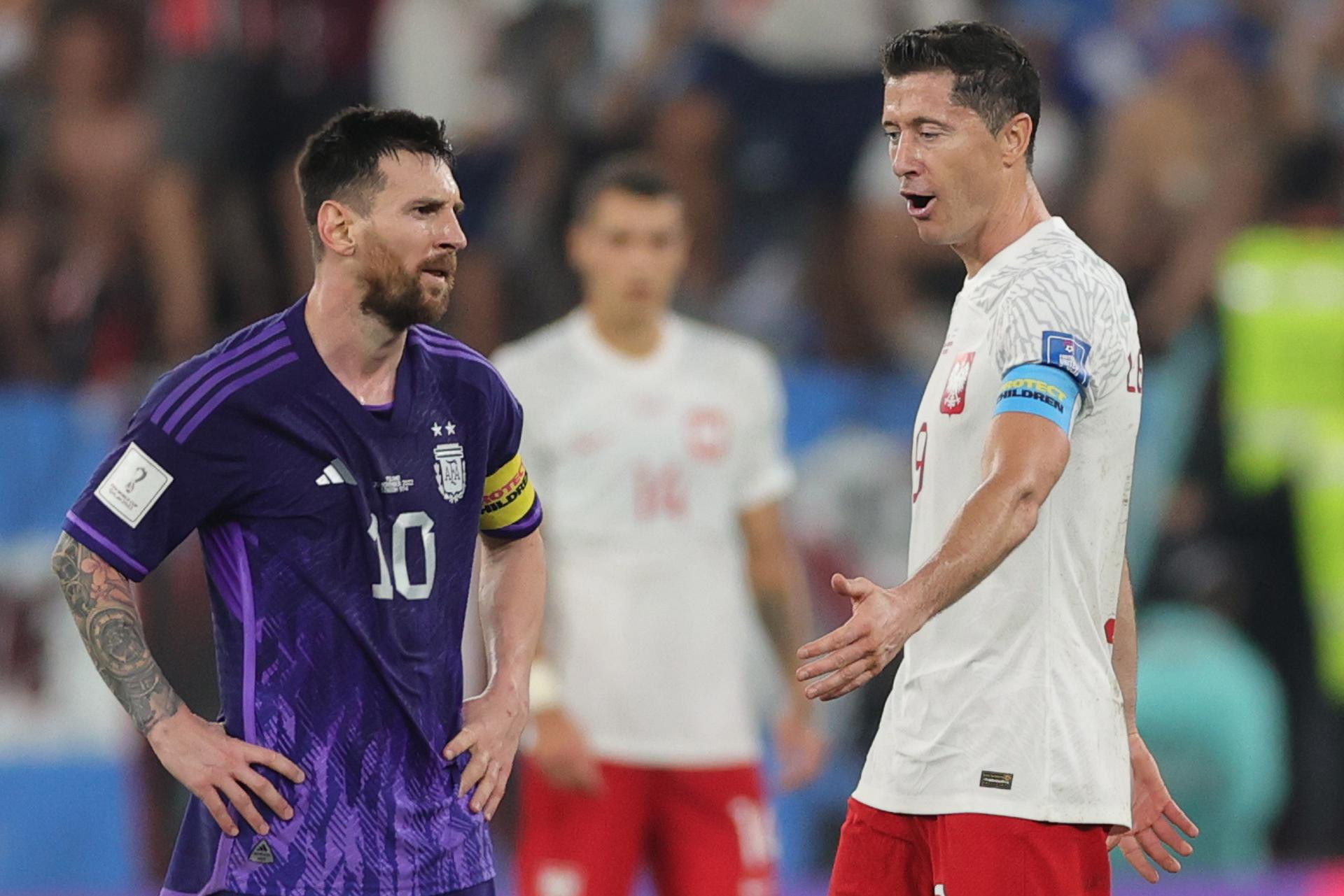 Leo Messi no acepta el saludo de Lewandowski en el Argentina-Polonia / EFE