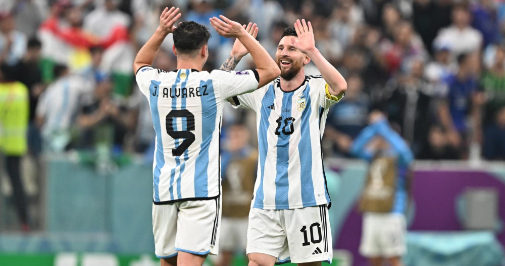 Julián Álvarez y Messi celebran el pase de Argentina a la final de Qatar : EFE