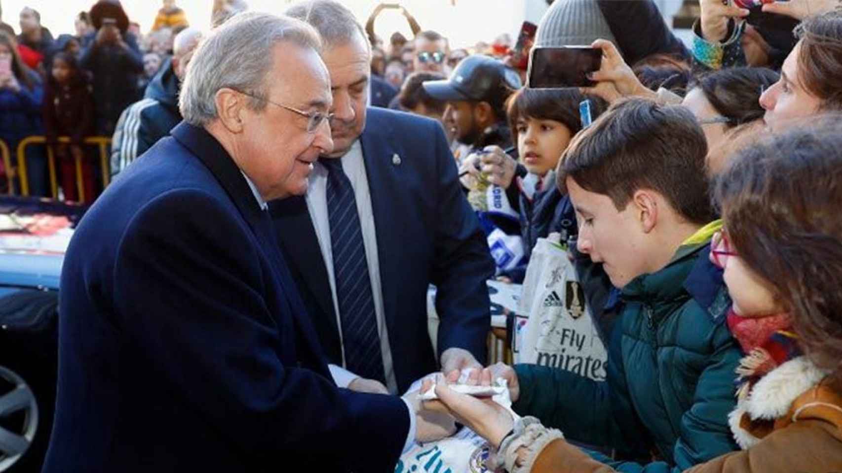 El presidente del Real madrid, Florentino Pérez, firma autógrafos / REALMADRID.COM