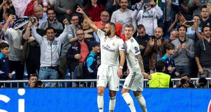 Karim Benzema celebra con Kroos el primer gol del Real Madrid ante el Viktoria Plzen / EFE
