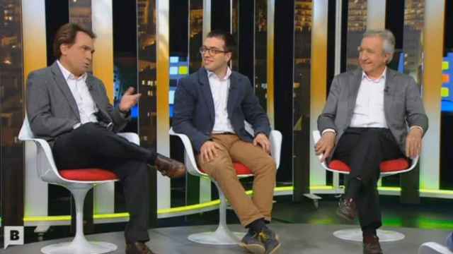Andreu Pujol Mas, en el centro de la imagen, durante una tertulia en la televisión del Ayuntamiento de Barcelona