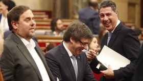 El presidente de la Generalitat, Carles Puigdemont (c), junto a su vicepresidente, Oriol Junqueras (i), saluda al líder del PPC, Xavier García Albiol (d), en el Parlamento catalán / EFE