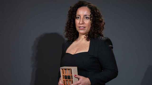 La escritora Najat El Hachmi, con el Premio Nadal 2021 / EUROPA PRESS - PAU VENTEO