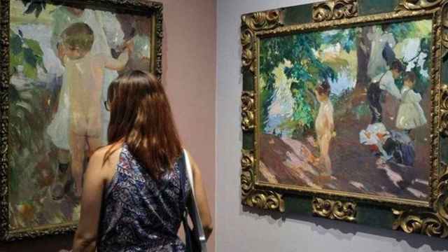 Una mujer aprecia un cuadro de Joaquín Sorolla en el Museo del Prado de Madrid / EFE