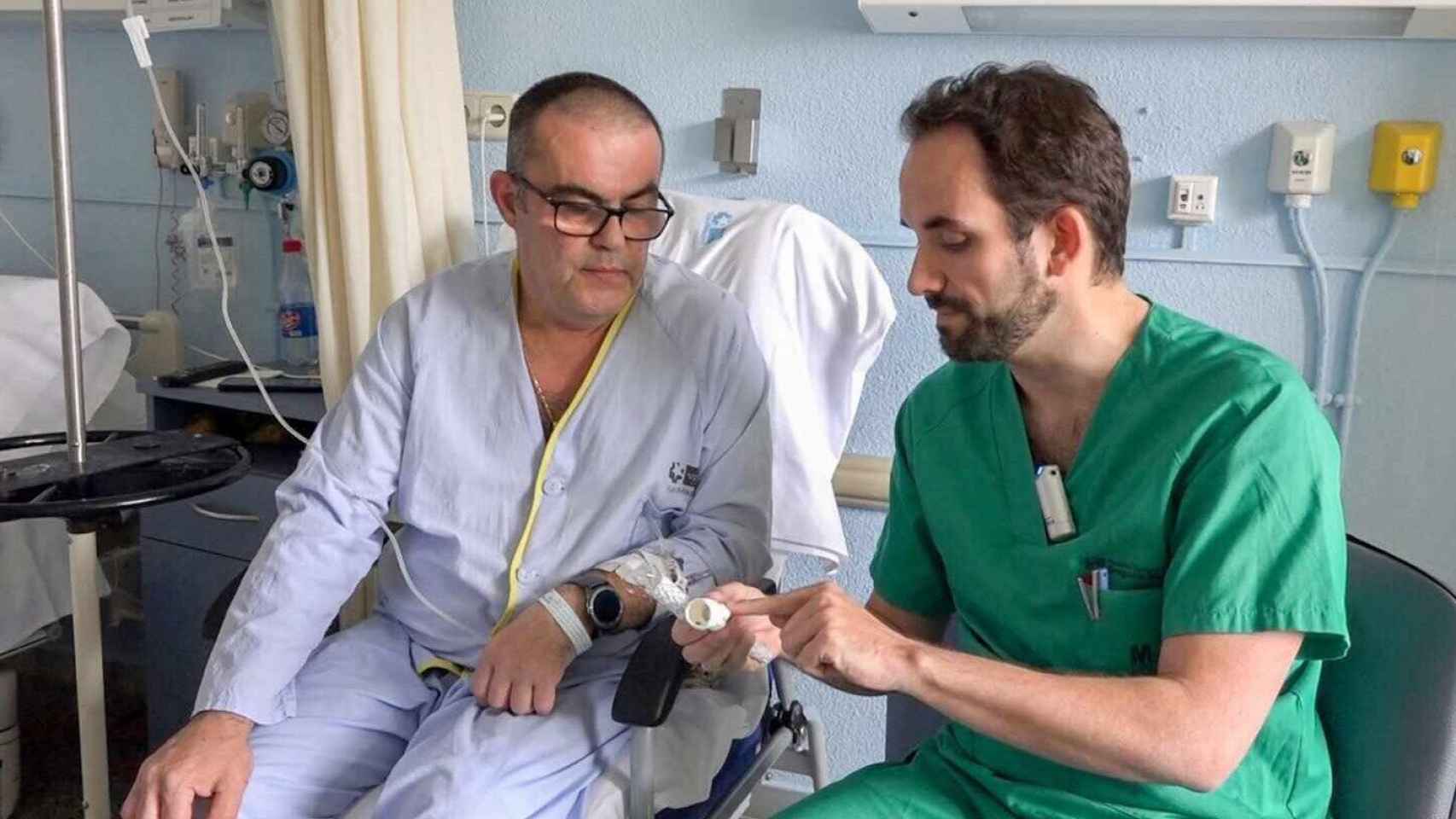 El paciente con la arteria aorta crítica y el médico que le explica cómo se ha producido su intervención de prótesis con impresora 3D / CG