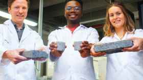 Un grupo de estudiantes crea el primer ladrillo del mundo fabricado con orina humana / EFE