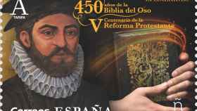 Sello de Correos para conmemorar el 450 aniversario de la publicación de la 'Biblia del Oso' de Casiodoro de Reina