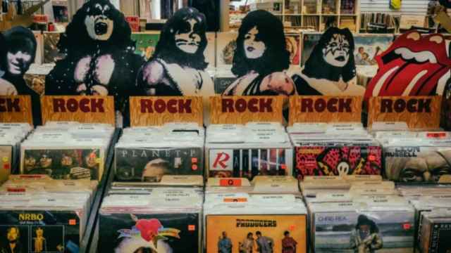 Tienda con decenas de discos sobre bandas de rock / Mick Haupt en UNSPLASH