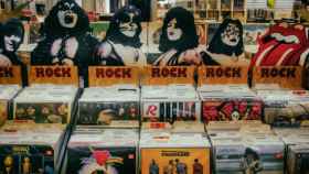 Tienda con decenas de discos sobre bandas de rock / Mick Haupt en UNSPLASH