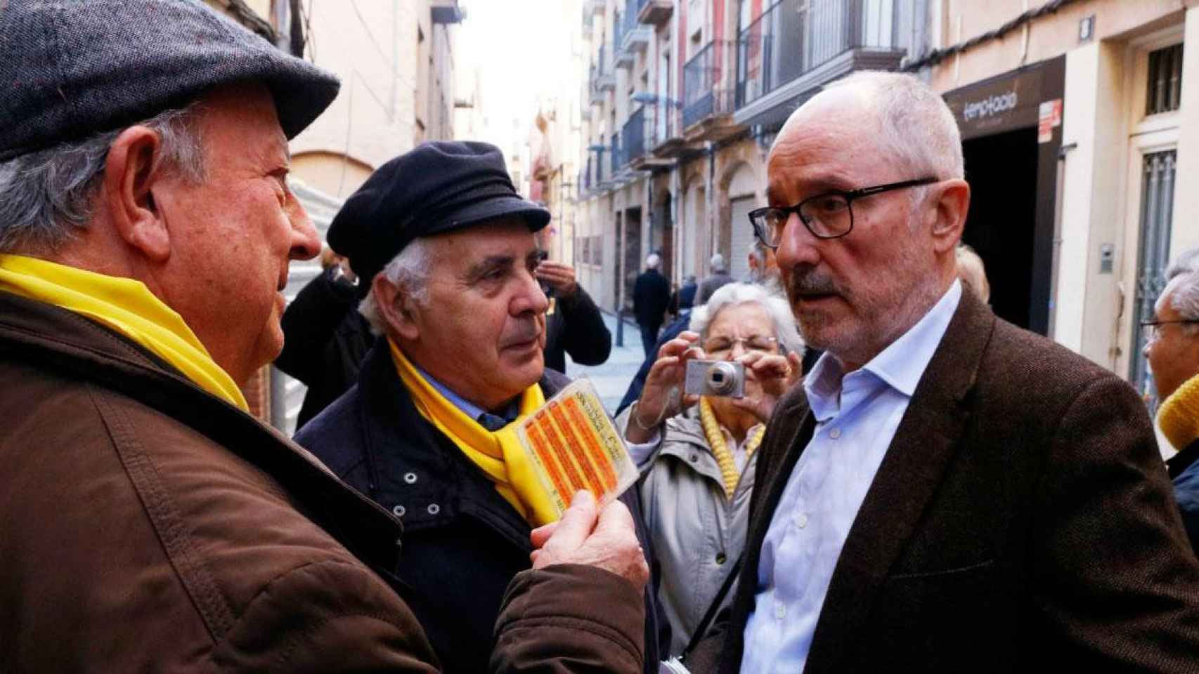 Rafael Ribó (d), síndic de greuges, con independentistas en Reus (Tarragona) / CG